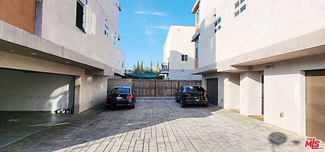 Building Photo - 1224 Alexandria Ave