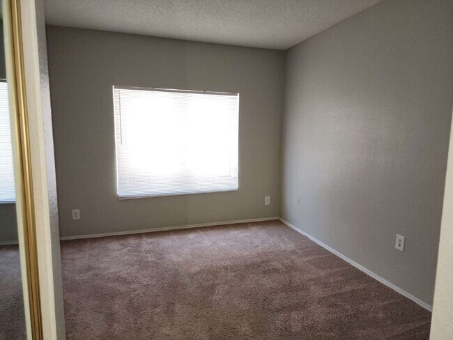 Building Photo - 2 Bed/2 Bath Condo in Tempe with Great Ame...