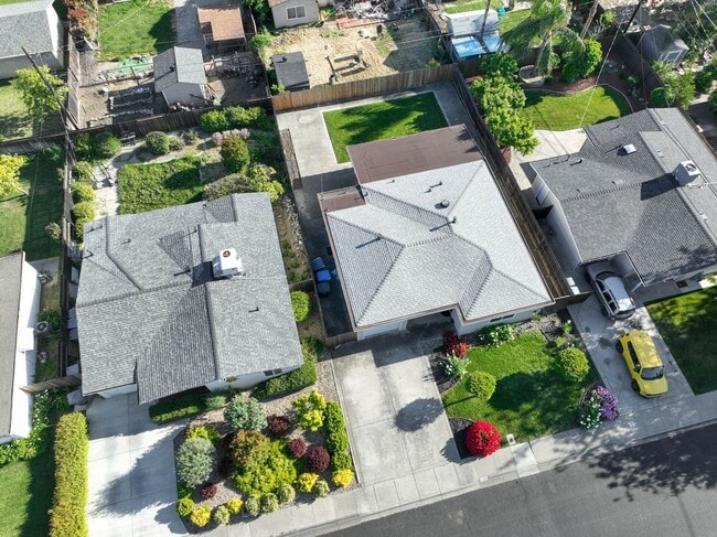 Building Photo - Beautiful Vacaville Home Near Parks, Schools & Shopping