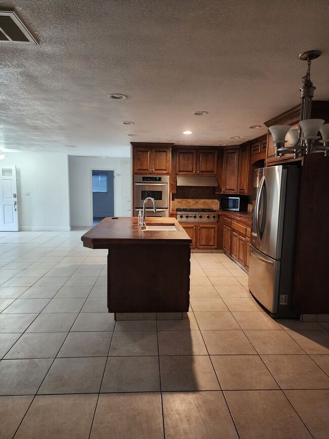 Building Photo - 3 Bedroom 2 bath with 2 car garage off of ...
