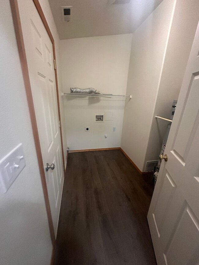 Building Photo - New Carpet, flooring & paint! 3 Bedroom 2 ...