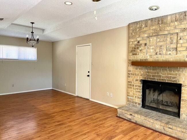Building Photo - 2 Bedrooms 1.5 Bath 1/2 Duplex For Lease in Frisco
