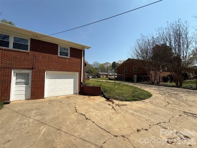 Building Photo - 851 Fieldstone Rd