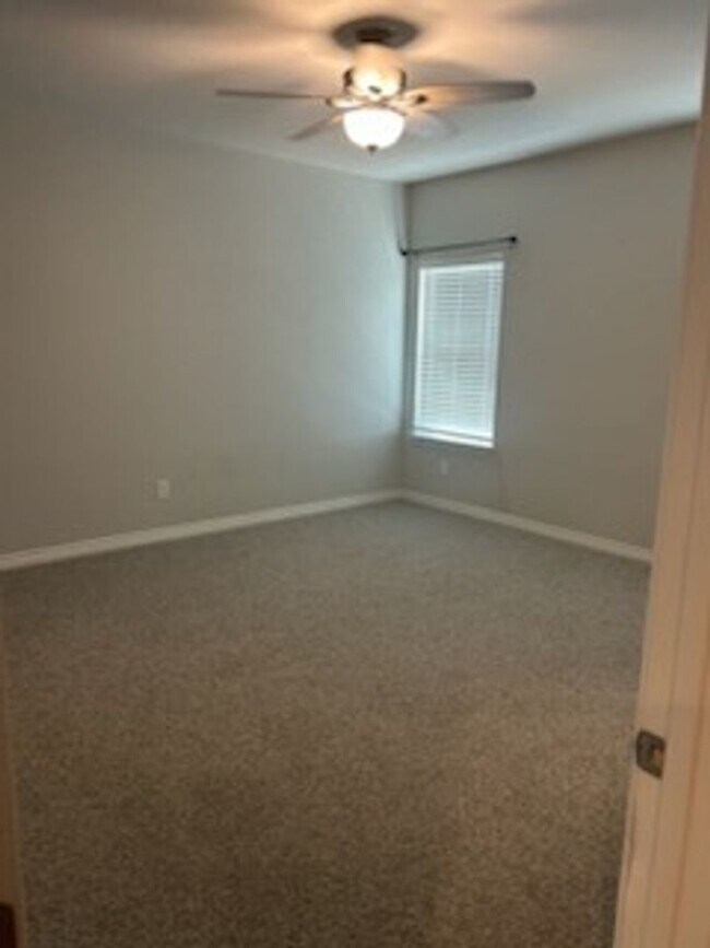 Building Photo - 4-bedroom 2-bathroom house for rent! HOUSING ACCEPTED!