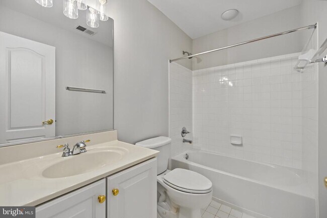 Building Photo - 5256 Bessley Pl
