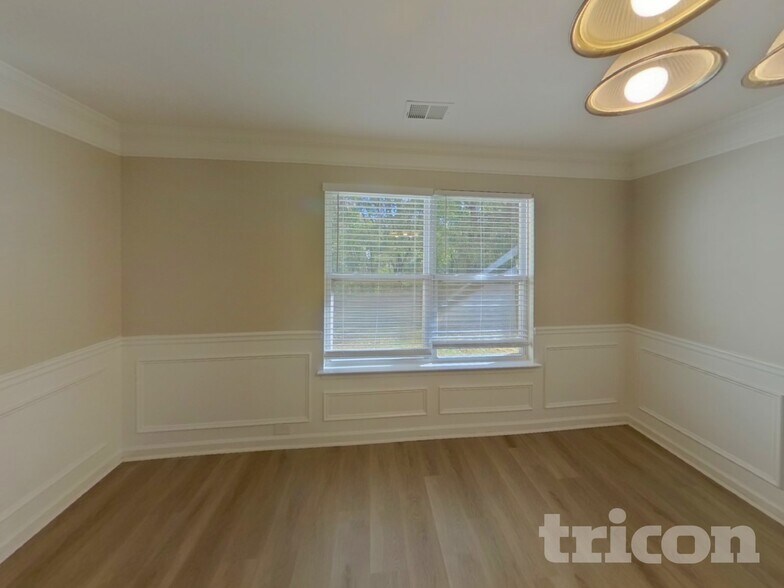 Building Photo - 11051 Southwood Dr