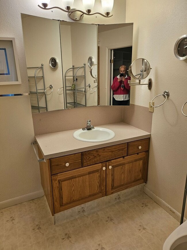 Building Photo - 837 W 30 S St