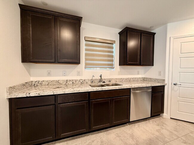 Building Photo - 3 BED 2.5 BATH 2 CAR GARAGE TOWNHOUSE W/ LOFT IN HENDERSON CADENCE COMMUNITY FEAT. COMMUNITY POOL!