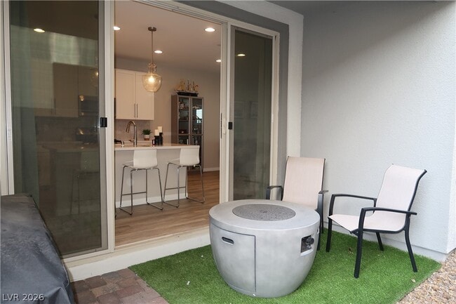 Building Photo - 572 Pear Lake St