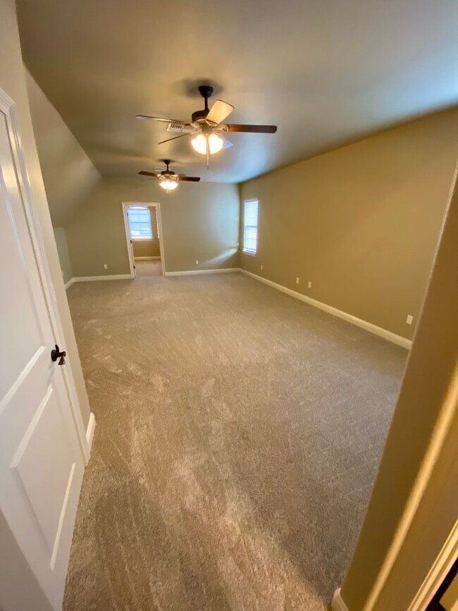 Building Photo - ** AVAILABLE JUNE 1ST ** STUNNING 4/3.5 IN...