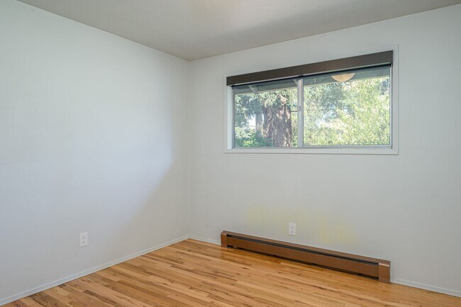 Building Photo - Charming Mid-Century Home in Lake Oswego S...