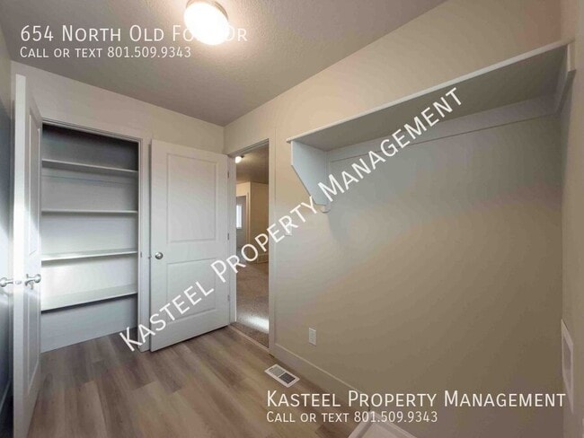 Building Photo - 654 N Old Fort Dr