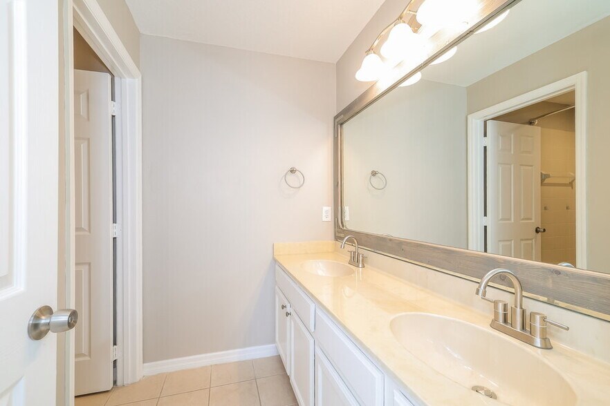 Building Photo - 2840 Sweetspire Cir