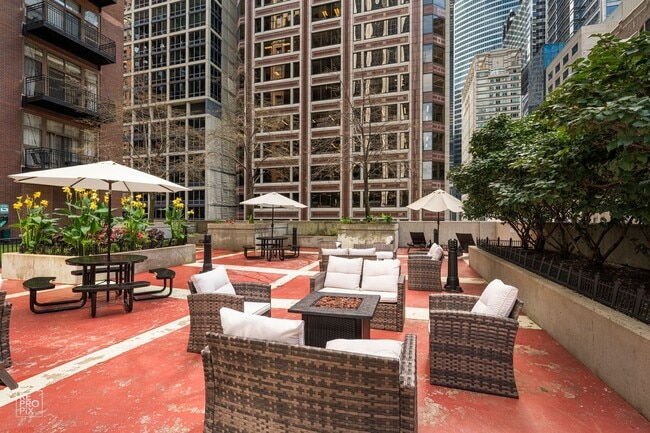 Building Photo - Modern Living Right in the Loop and Free P...