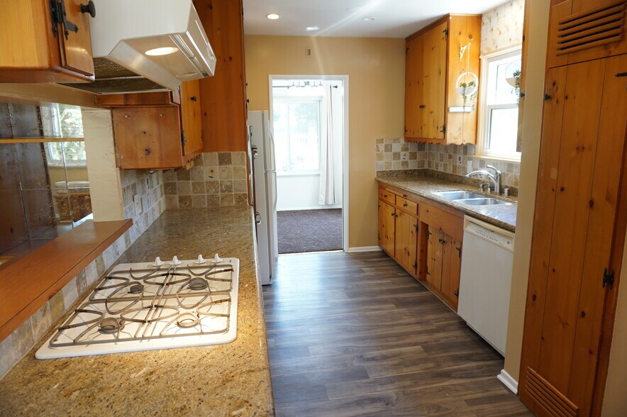 Building Photo - 10333 Jordan Ave