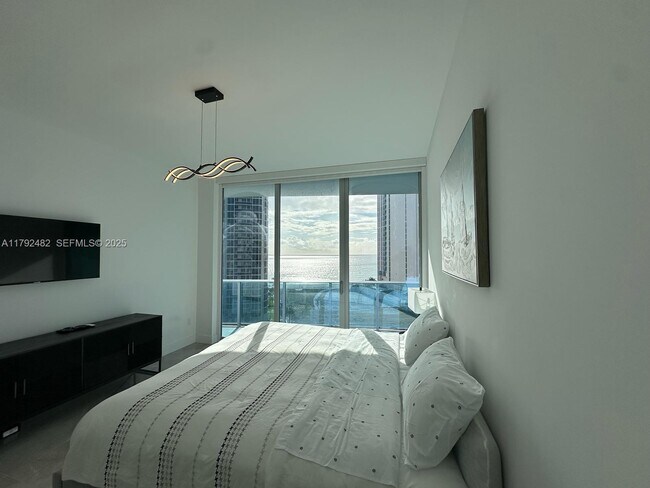 Building Photo - 17550 Collins Ave