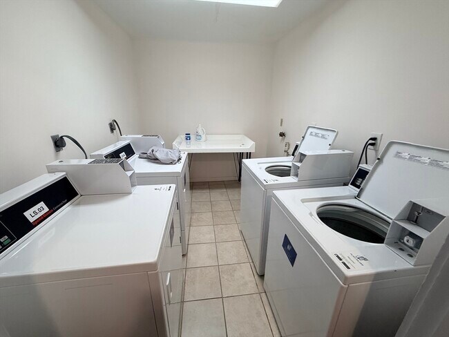 Building Photo - 451 Park Dr