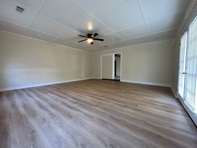 Building Photo - COMING SOON!! 3 Bed/2 Bath Home in Northea...