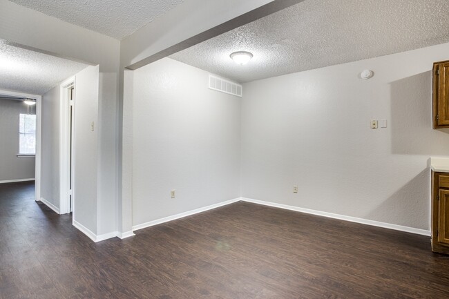 Building Photo - Hulen Park Humble Abode Duplex!
