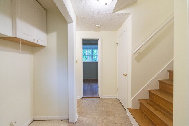 Building Photo - 140 Saxon Woods Dr