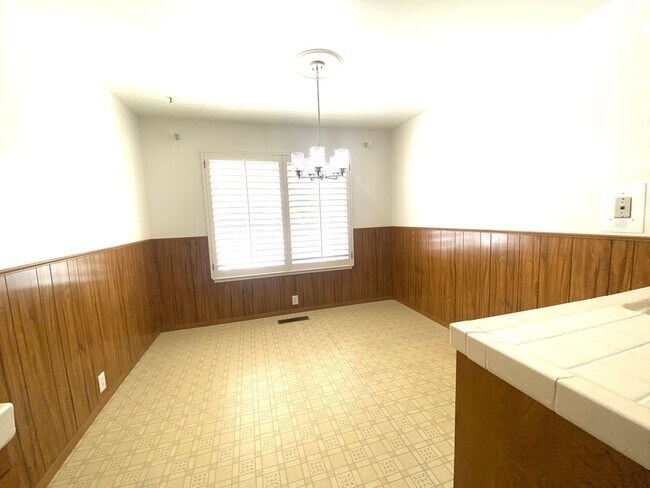 Building Photo - 4 Bed/2 BA Single Story Home, Downtown Ple...