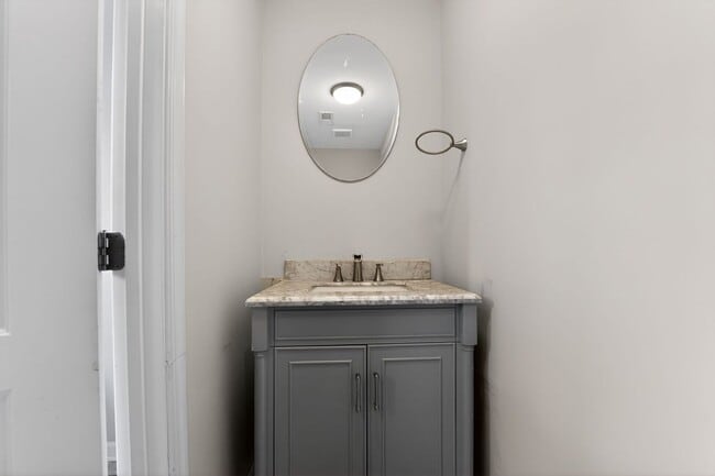 Building Photo - 2 bed 1.5 bath rowhome in Baltimore!