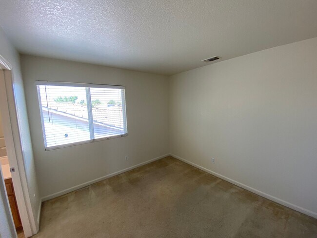 Building Photo - Spacious & Nice!