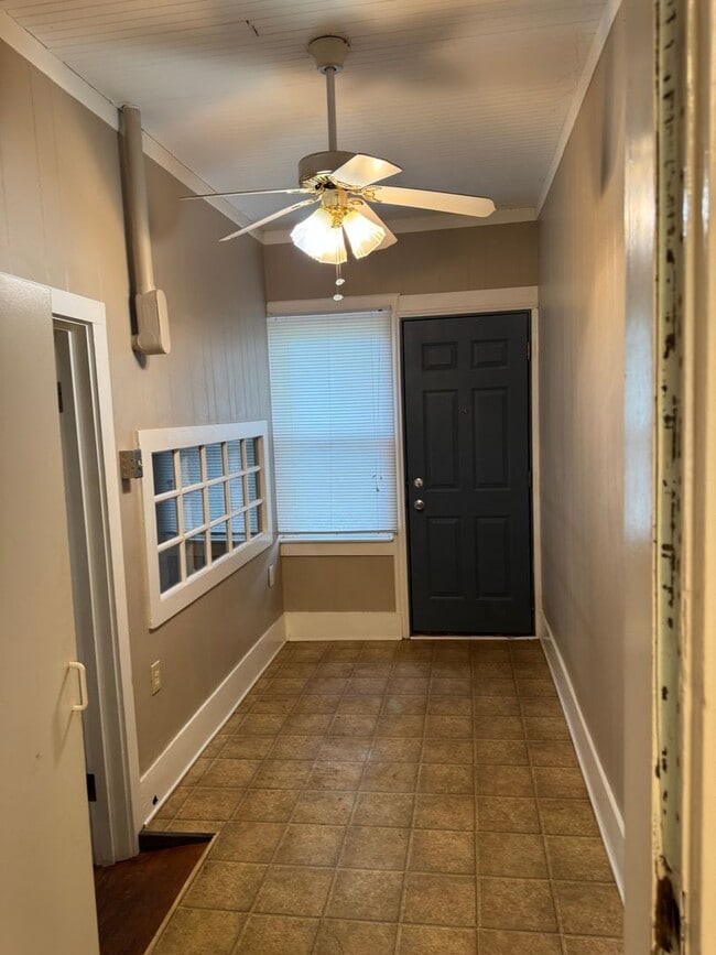 Building Photo - 2-bed/1-bath Downstairs unit!
