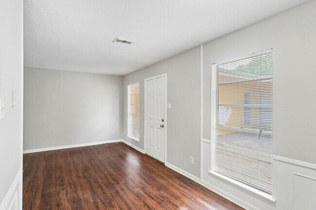 Building Photo - 932 7th Ave N