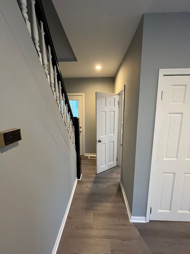 Building Photo - Three Bed, Two Bath with 2 Car Garage in N...