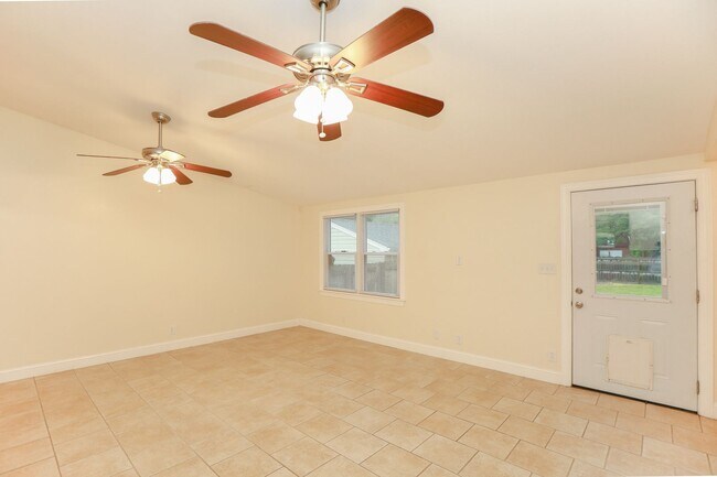Building Photo - Gorgeous home rental in Virginia Beach!