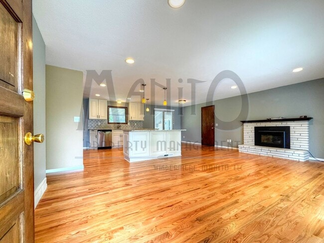 Building Photo - Entertainers Dream Home