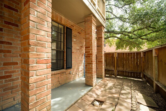Building Photo - 2255 Braeswood Park Dr