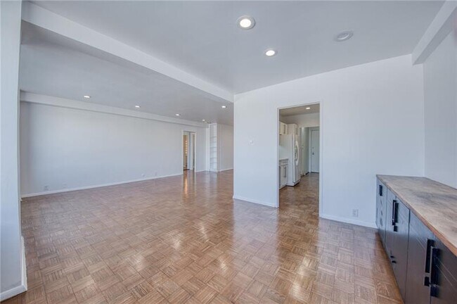 Building Photo - 320 Fort Duquesne Blvd