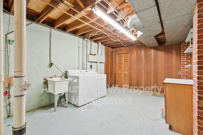 Building Photo - 3160 Ravenwood Dr