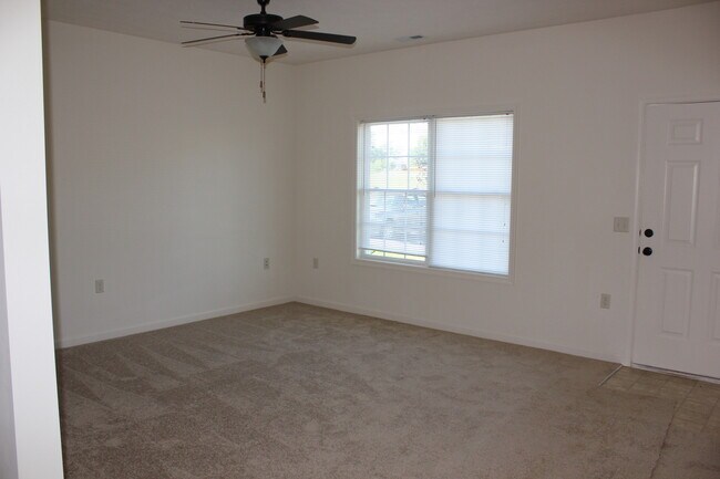 Building Photo - 3 Bedroom 2.5 bath Two Level Townhome