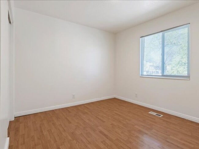 Building Photo - West Valley Clean & Affordable 2 bed, 1 bath apt