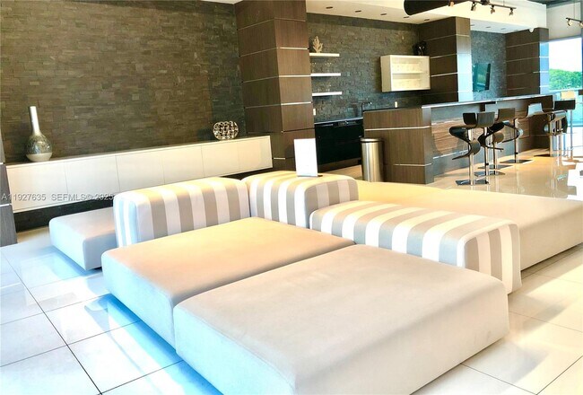 Building Photo - 601 NE 36th St