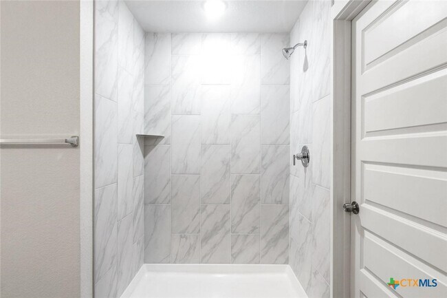 Building Photo - 1904 Royal Loop