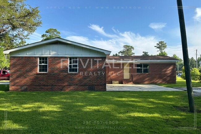 Building Photo - AVAILABLE NOW! 3 Bedroom/2 Bathroom House ...