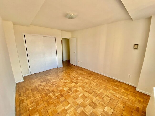 Building Photo - Great Foggy Bottom One Bedroom with Roof Top Pool & Gym includes utilities!