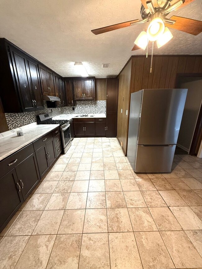 Building Photo - ** 3 Bed 1.5 Bath Located in South Lawn** ...