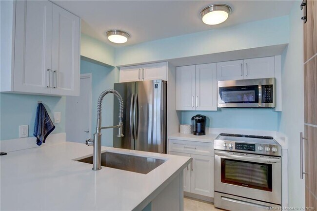 Building Photo - 8302 Marina Villa Dr