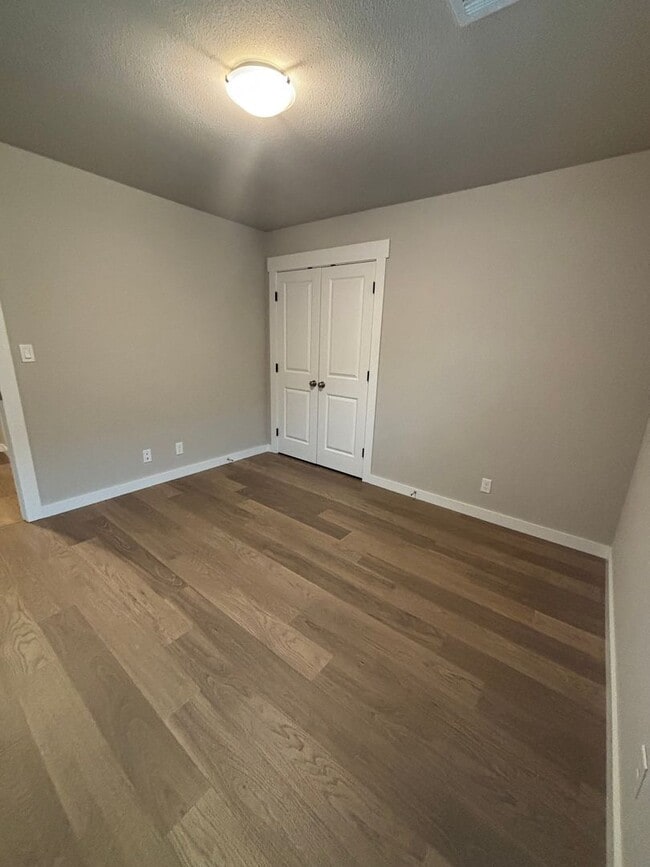 Building Photo - Beautiful New Duplex!