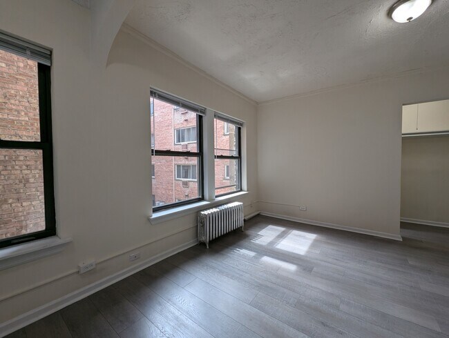 Building Photo - 5417 N Kenmore Ave