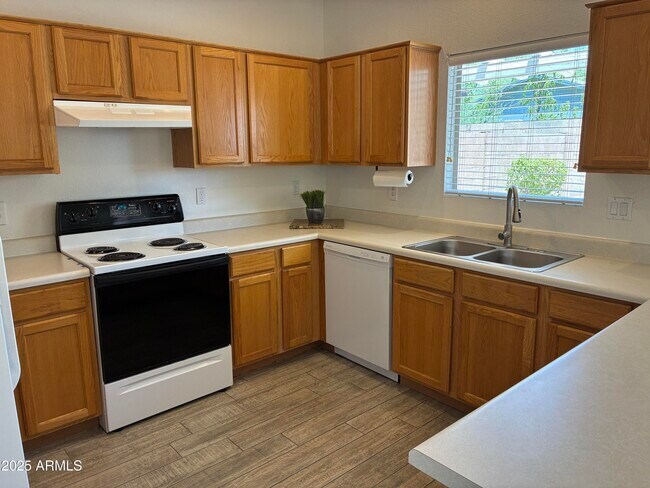 Building Photo - 1750 W Union Hills Dr