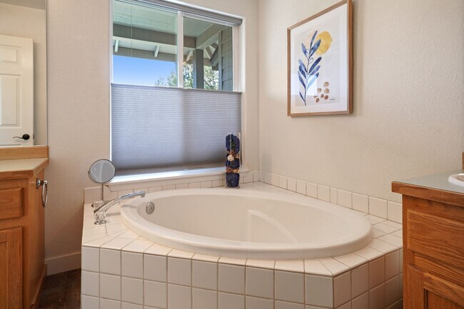 Building Photo - 1084 Golden Pheasant Dr