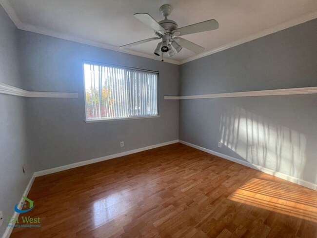 Building Photo - $2795- 2 Bed/1 Bath Remodeled two Story To...