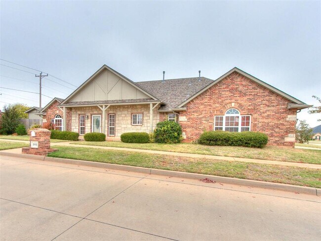 Building Photo - 1001 N Barn Hill Way