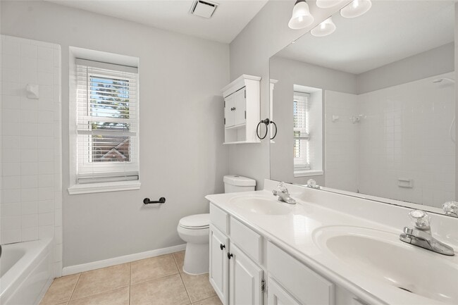 Building Photo - 1209 Comanche St